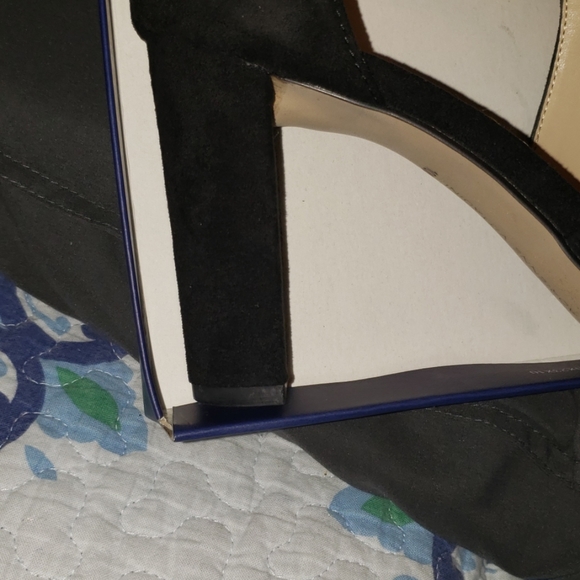 Adrienne Vittadini Suede Shootie. - Picture 7 of 7